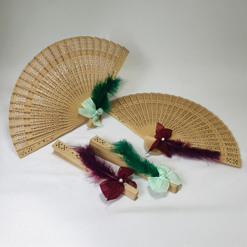 TÜYLÜ NOPEL KURDELELİ AHŞAP YELPAZE