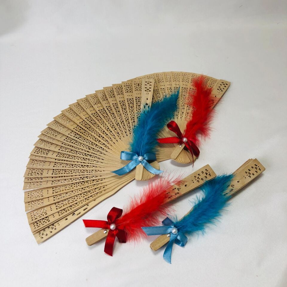 TÜYLÜ SATEN KURDELELİ AHŞAP YELPAZE