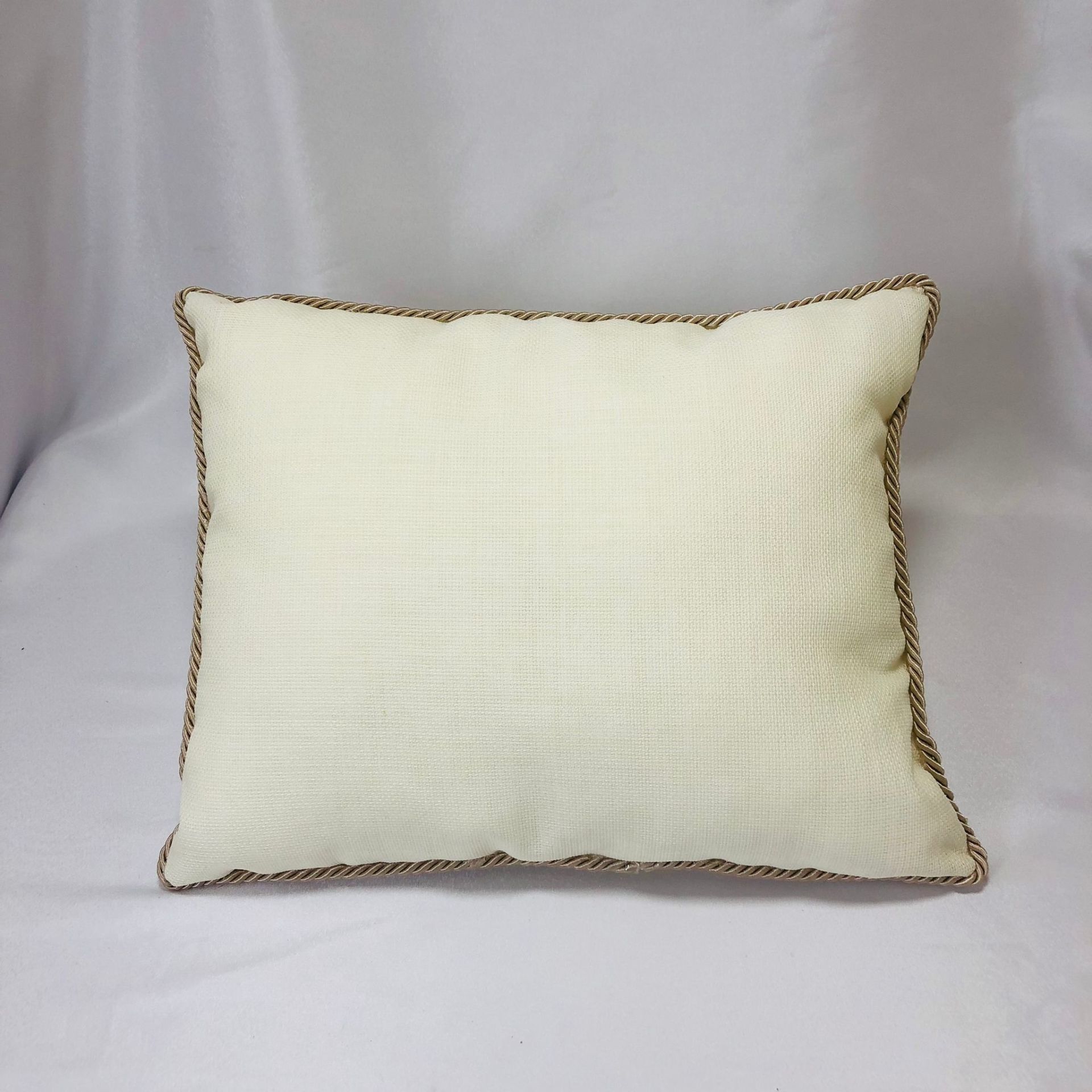 SÜSLEMESİZ YASTIK KREM RENK KAHVERENGİ KENARLI