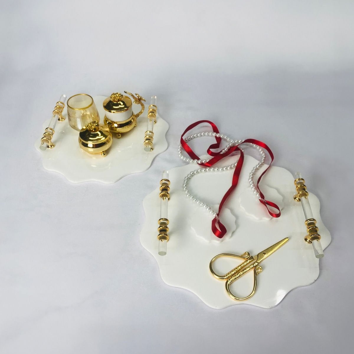 BEYAZ PAPATYA ORJİNAL EPOKSİ TEPSİ ÇOK KIVRIMLI GOLD CAM KULPLU