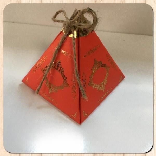 6.5x6.5x7 KIRMIZI PİRAMİT KUTU - GOLD SARAY DESEN