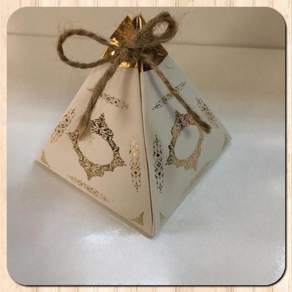 6.5x6.5x7 BEYAZ PİRAMİT KUTU - GOLD SARAY DESEN