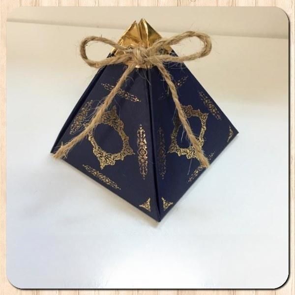 6.5x6.5x7 LACİVERT PİRAMİT KUTU - GOLD SARAY DESEN