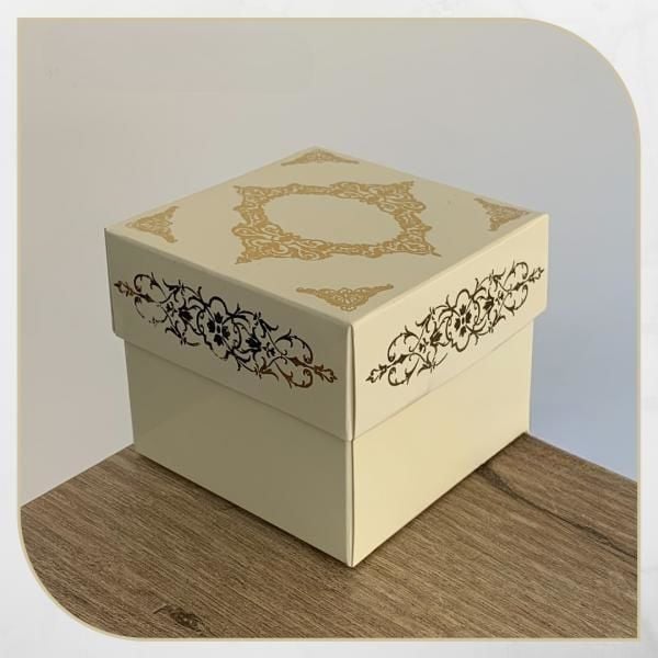 8x8x6,5 KREM ÜZERİNE GOLD SARAY DESENLİ KOMPLE KARTON KUTU