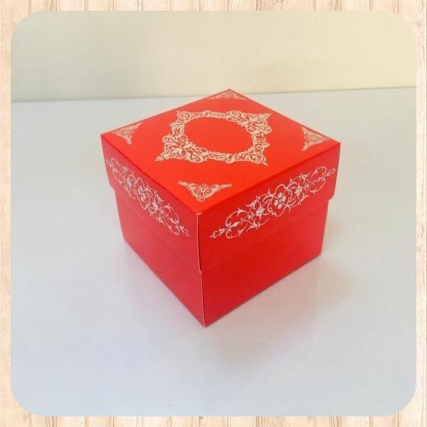 8x8x6,5 KIRMIZI ÜZERİNE GÜMÜŞ SARAY DESENLİ KOMPLE KARTON KUTU