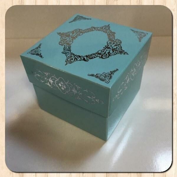 8x8x6,5 MAVİ ÜZERİNE GÜMÜŞ SARAY DESENLİ KOMPLE KARTON KUTU