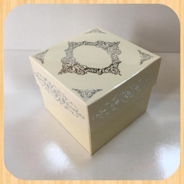8x8x6,5 KREM ÜZERİNE GÜMÜŞ SARAY DESENLİ KOMPLE KARTON KUTU