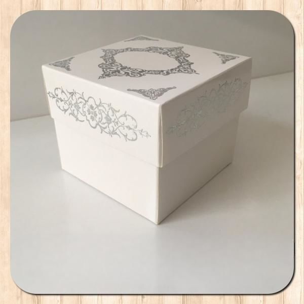8x8x6,5 BEYAZ ÜZERİNE GÜMÜŞ SARAY DESENLİ KOMPLE KARTON KUTU
