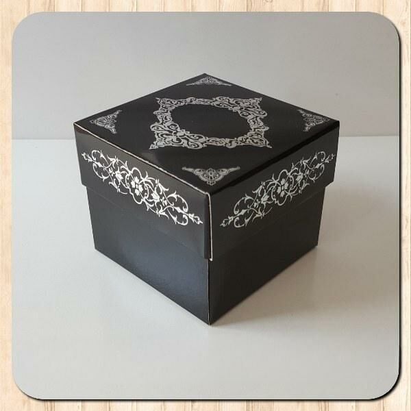 8x8x6,5 SİYAH ÜZERİNE GÜMÜŞ SARAY DESENLİ KOMPLE KARTON KUTU