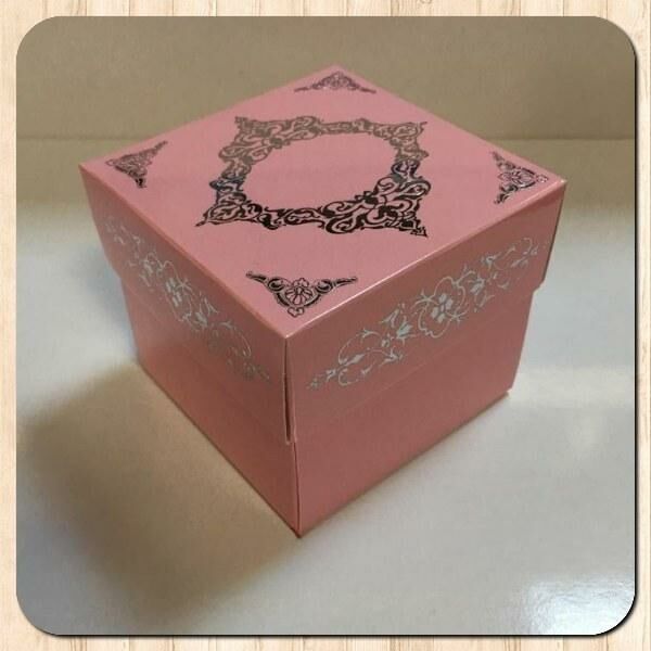 8x8x6,5 PEMBE ÜZERİNE GÜMÜŞ SARAY DESENLİ KOMPLE KARTON KUTU