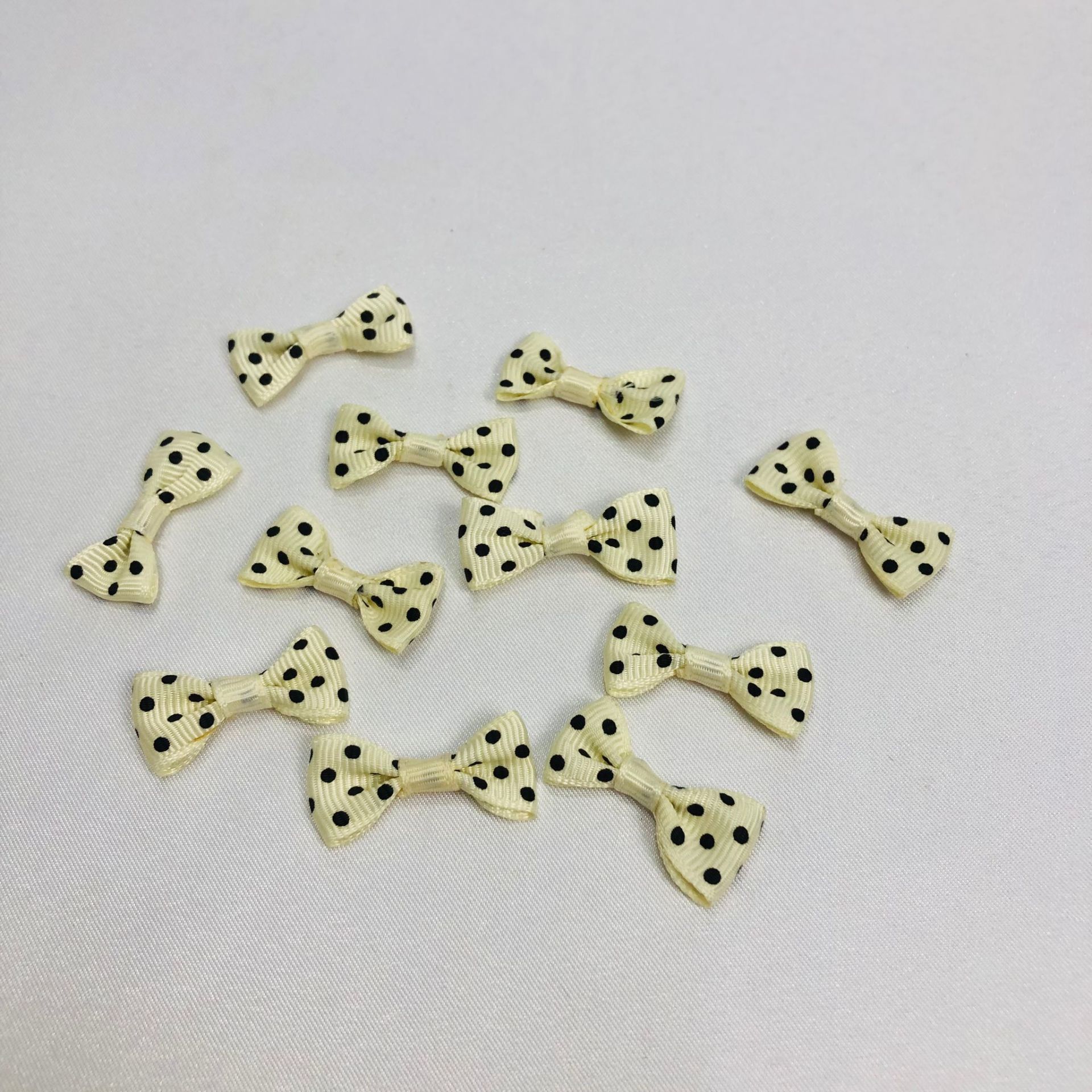 FİYONK KURDELE PUANLI 100'LÜ 1cm 1 Paket(100 Adet) - Krem