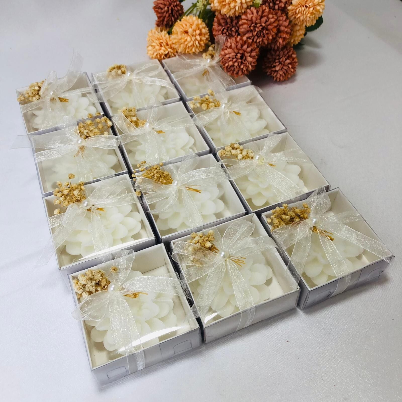 KUTULU LOTUS MUM SÜSLEME ORGANZE FİYONKLU