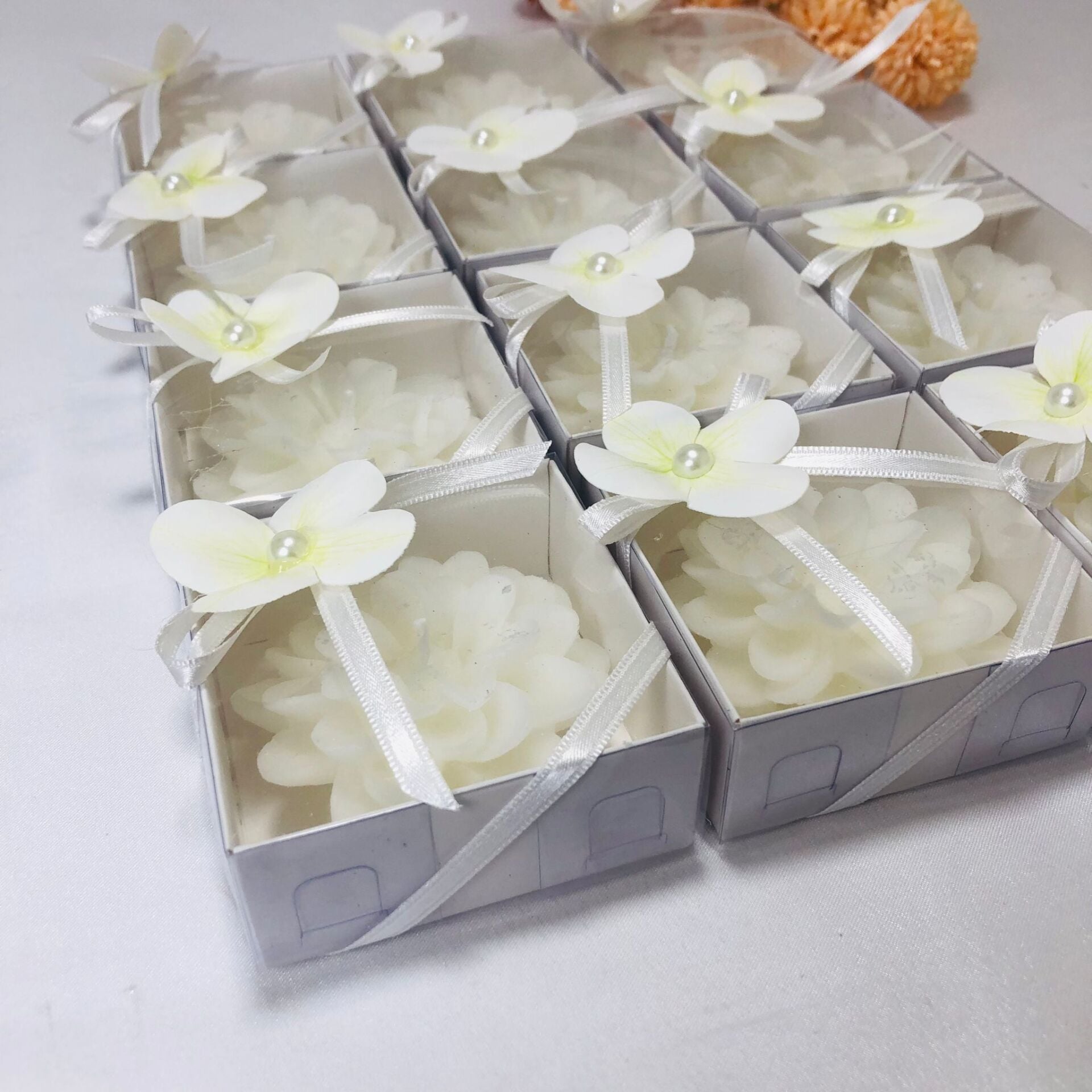 BEYAZ KUTULU LOTUS MUM ISLAK ORTANCA SÜSLEMELİ HAZIR HEDİYELİK