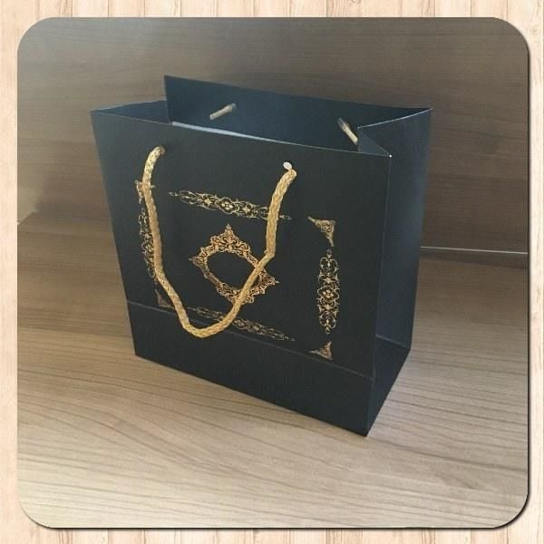 20x20x10 Ölçülü Siyah Üzerine Gold Saray Desenli Karton Çanta
