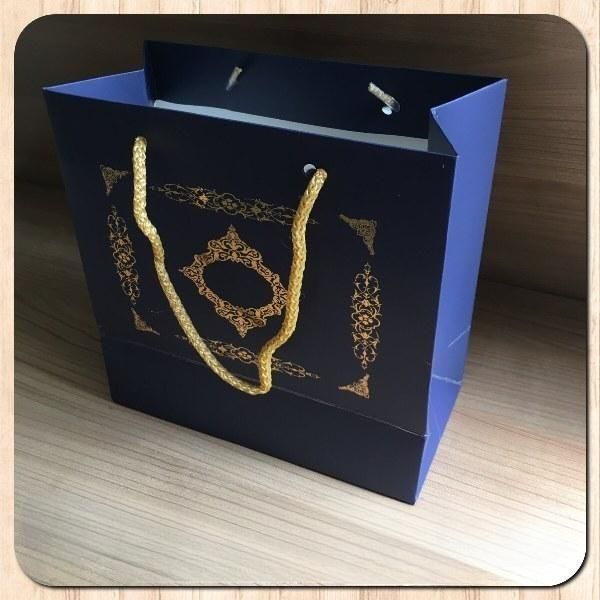 20x20x10 Ölçülü Lacivert Üzerine Gold Saray Desenli Karton Çanta