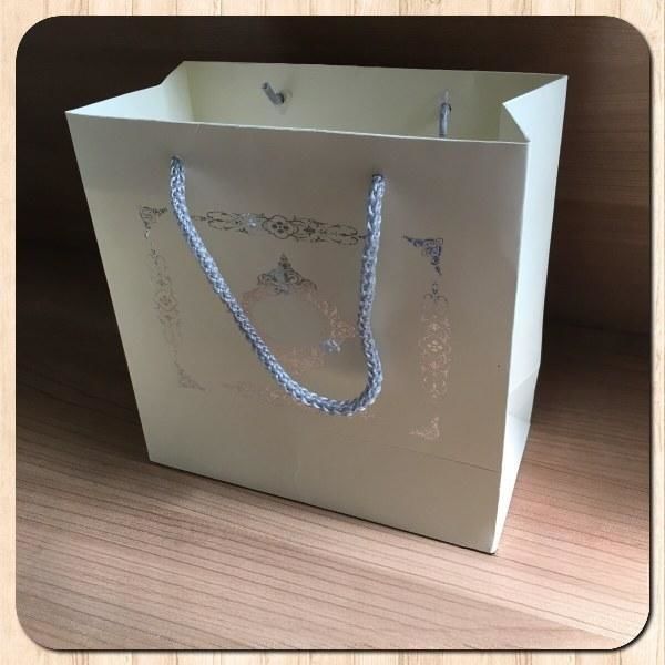 20x20x10 Ölçülü Krem Üzerine Gümüş Saray Desenli Karton Poşet