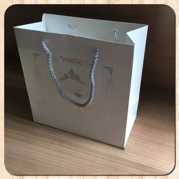 20x20x10 Ölçülü Beyaz Üzerine Gümüş Saray Desenli Karton Poşet