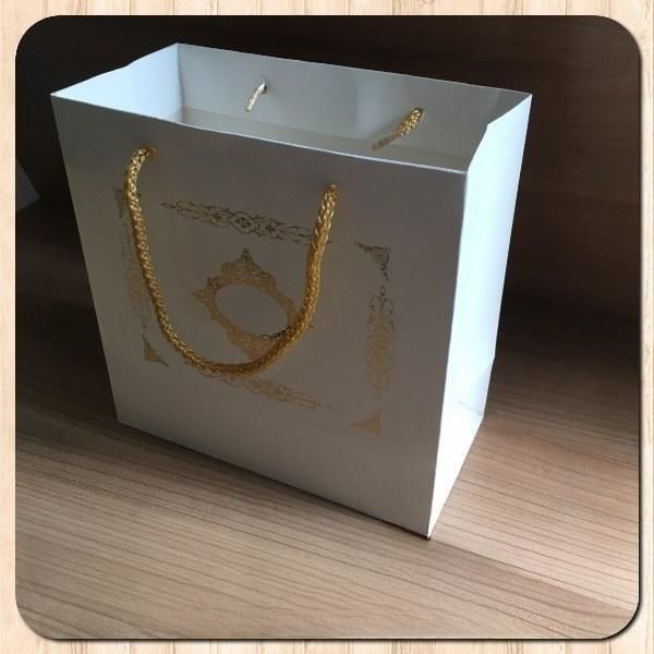 20x20x10 Ölçülü Beyaz Üzerine Gold Saray Desenli Karton Poşet