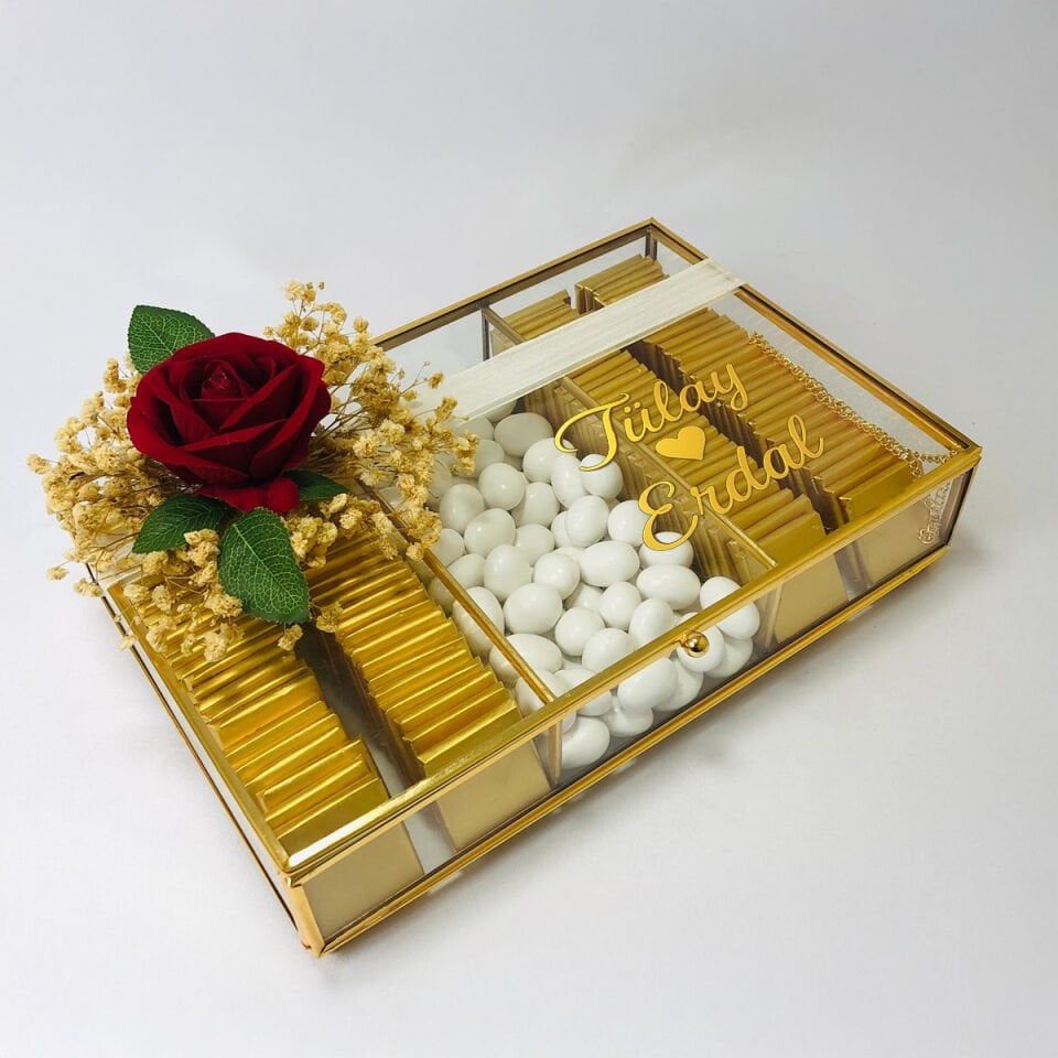 CAM KUTULU KIRMIZI KADİFE GÜL TEKLİ KIZ İSTEME SÖZ NİŞAN ÇİKOLATASI GOLD