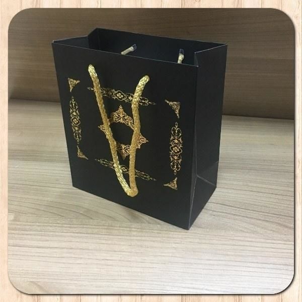 15.5x17x8 Ölçülü Siyah Üzerine Gold Saray Desenli Karton Çanta