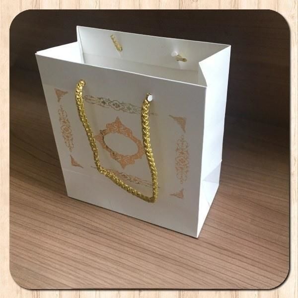 15.5x17x8 Ölçülü Beyaz Üzerine Gold Saray Desenli Karton Çanta
