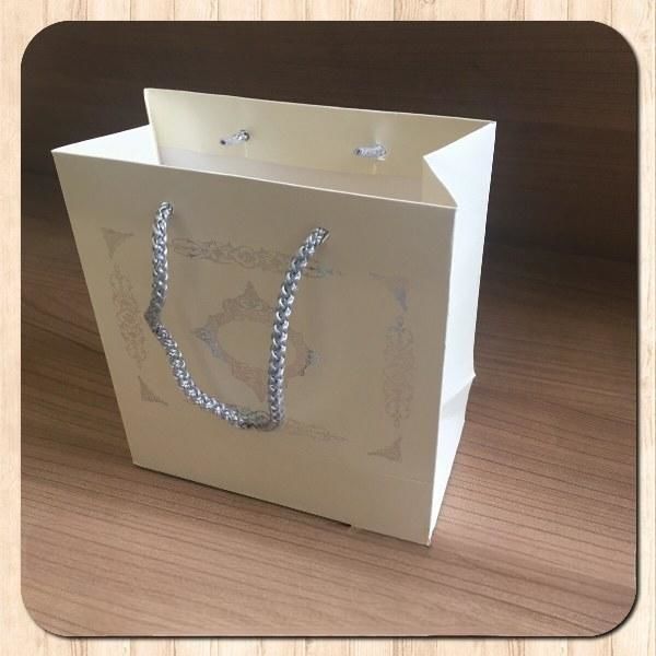 15.5x17x8 Ölçülü Krem Üzerine Gümüş Saray Desenli Karton Çanta