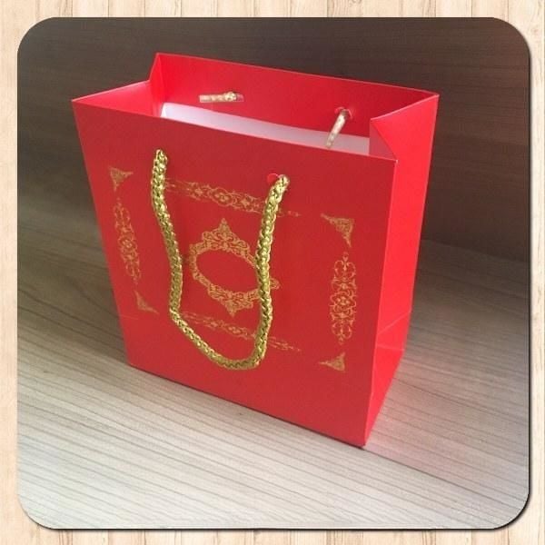 15.5x17x8 Ölçülü Kırmızı Üzerine Gold Saray Desenli Karton Çanta