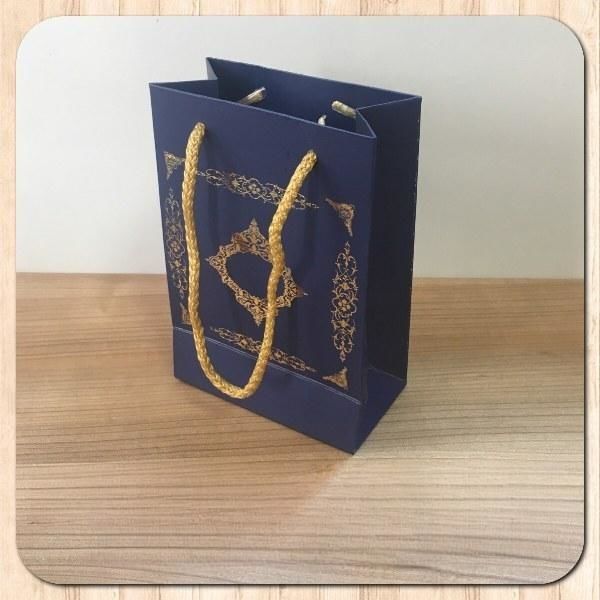 12x17x7 Ölçülü Lacivert Üzerine Gold Saray Desenli Karton Çanta