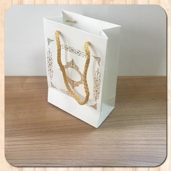 12x17x7 Ölçülü Beyaz Üzerine Gold Saray Desenli Karton Çanta