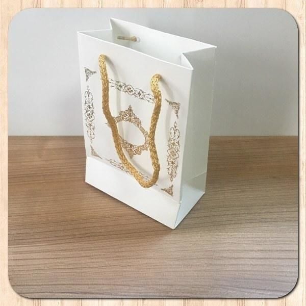 12x17x7 Ölçülü Beyaz Üzerine Gold Saray Desenli Karton Çanta