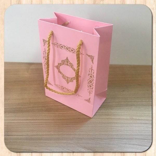 12x17x7 Ölçülü Pembe Üzerine Gold Saray Desenli Karton Çanta