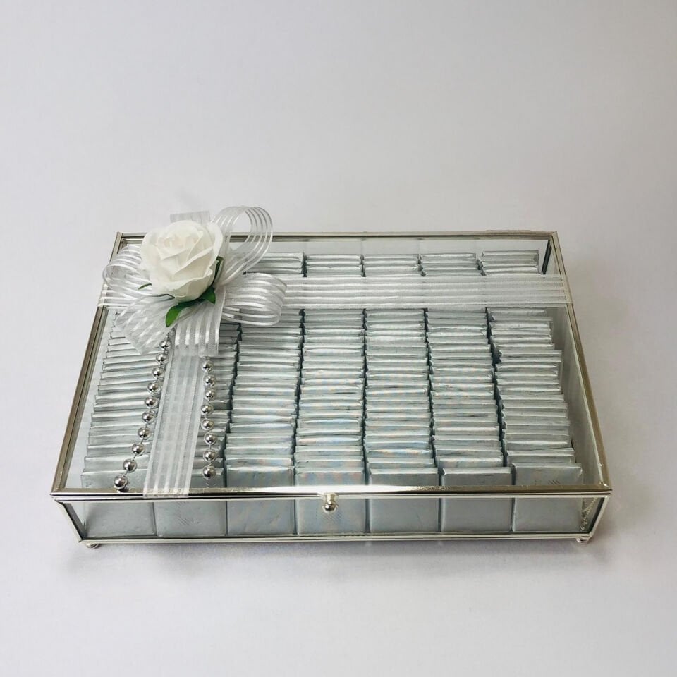 CAM KUTULU BEYAZ KADİFE GÜL TEKLİ KIZ İSTEME SÖZ NİŞAN ÇİKOLATASI GÜMÜŞ