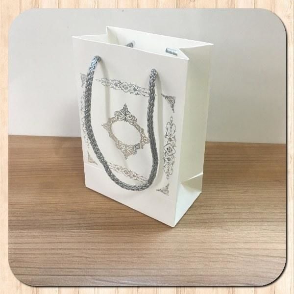 12x17x7 Ölçülü Beyaz Üzerine Gümüş Saray Desenli Karton Çanta